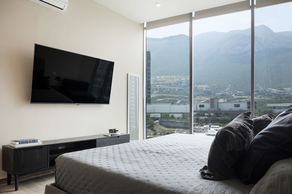 Modern Apts w Pool & Mountain View