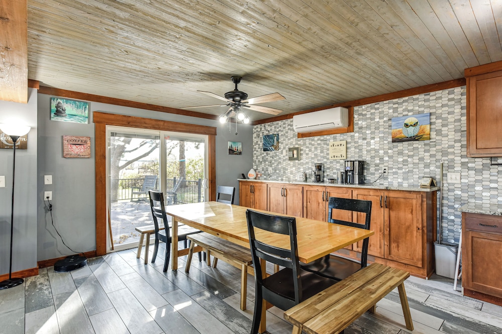 600-sq-ft Deck! Hutchinson Retreat on 5 Acres