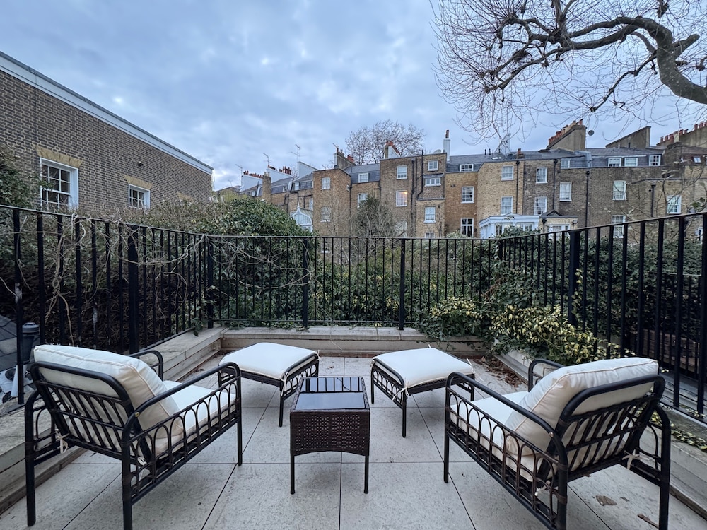 Central Apartment - Sleeps 2 & Private Patio