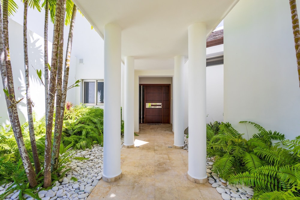 Villa Desiree 5BR Cocotal Luxury Villa Pool Maid