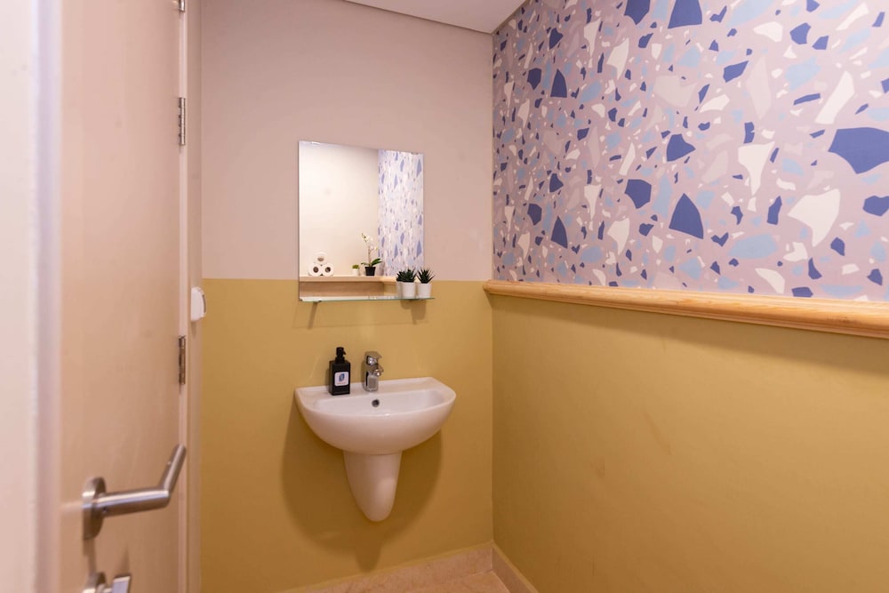 Xuru Stays I Exotic 1bdr w/ Outdoor Terrace Pool & Beach Access