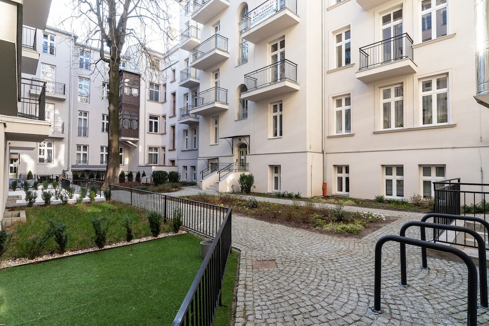 Studio Krakow Starowislna by Renters view 4