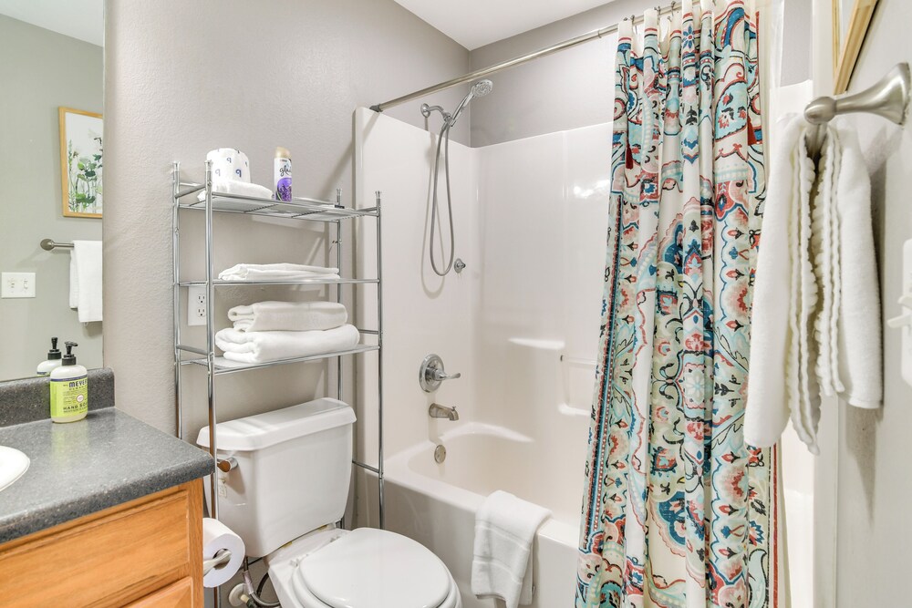 2 Mi to Table Rock Lake: Branson Condo w/ Balcony!