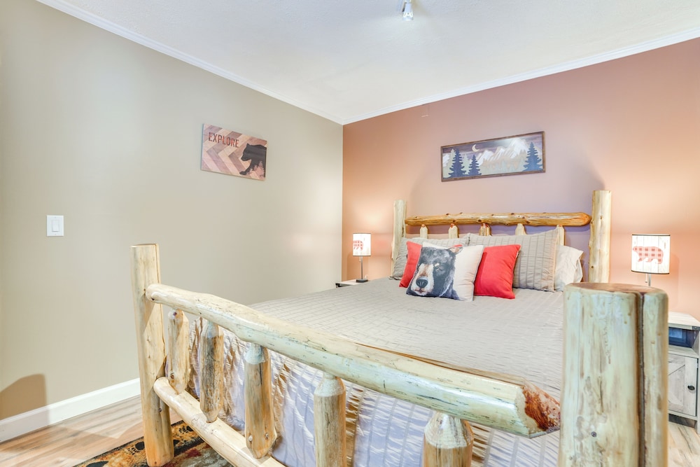 Private Hot Tub & Deck: Gaylord Family Home!