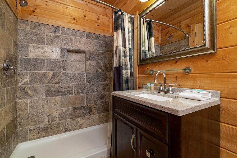 Appalachian Lodge - 4 Bedrooms, 4 Baths, Sleeps 14 Home by RedAwning
