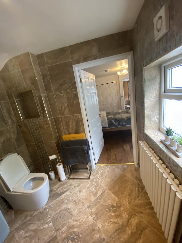 Stunning Beautiful 4-bed House in South Wales view 5