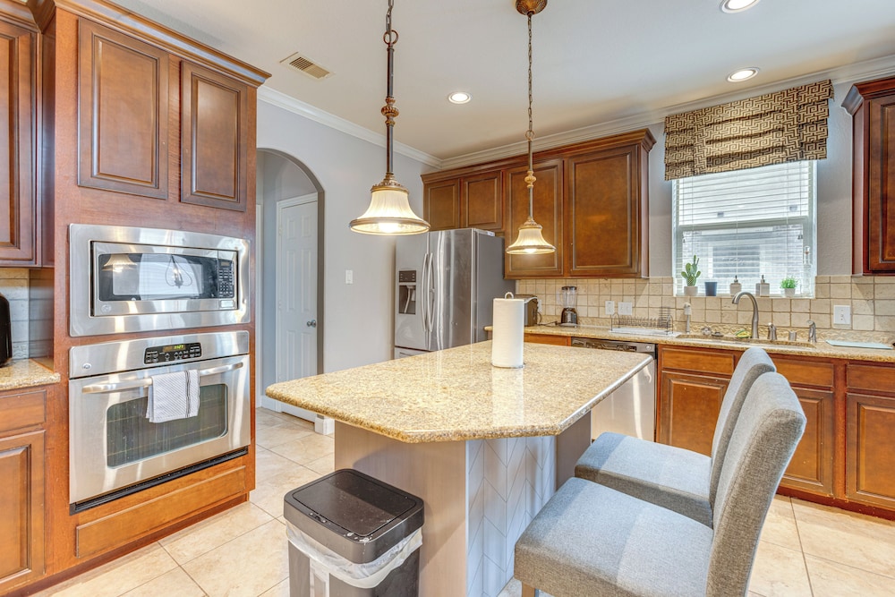 Pet-friendly Home w/ Patio & Yard in Rosharon