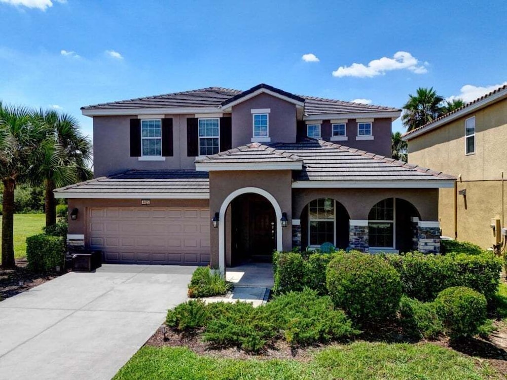 Spacious 5-Bedroom Resort Pool Home with Lake View 5 Villa