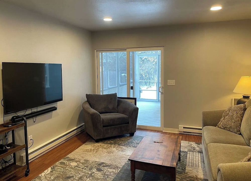 Urban Nest Garage, Sunroom & Fenced Yard