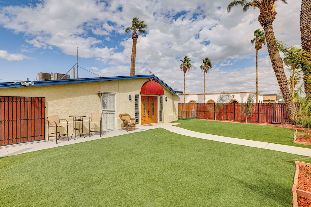 5 Mi to Phoenix Zoo: Poolside Paradise!