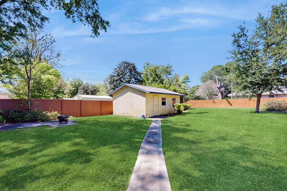 3BR Dog-friendly Home w/ Pool, Fireplace, W/d, A/C
