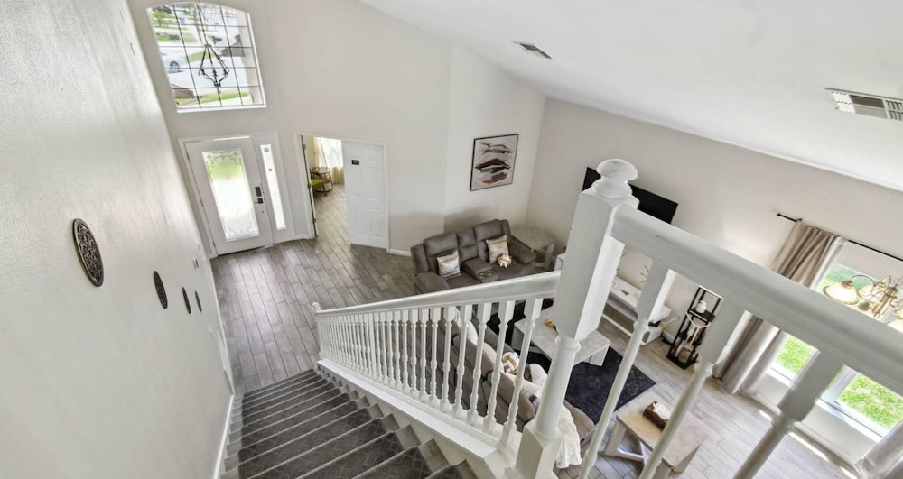 Large 6BR Family Home w Pool Hot Tub Games Room