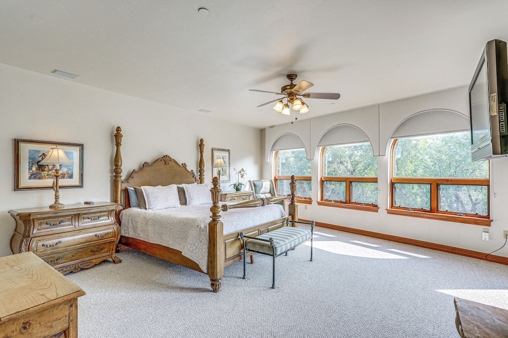 Expansive Edwards Condo on Main Street w/ Views! view 3