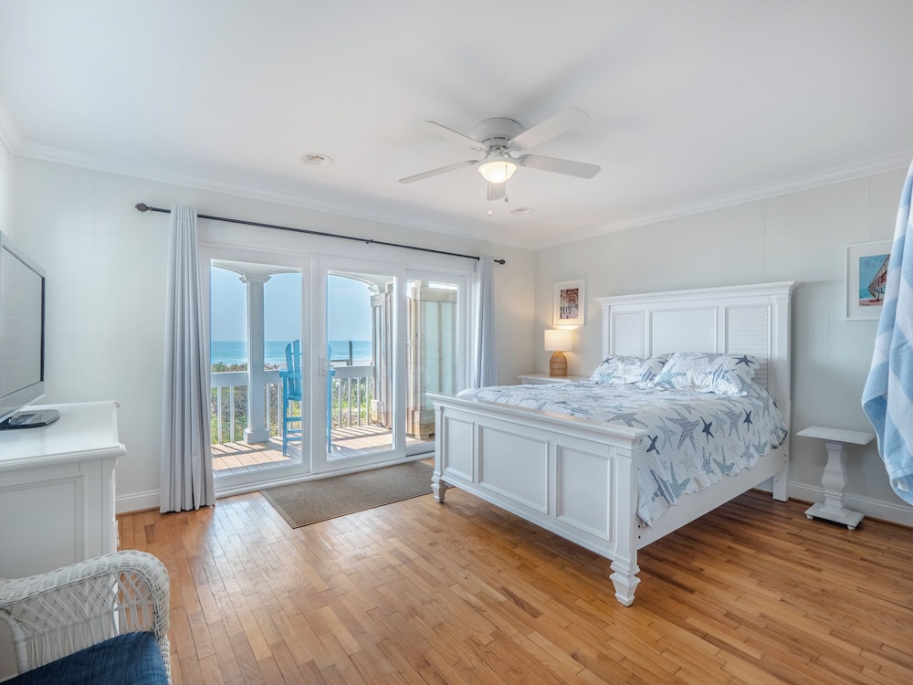 Surfside Cottage by Topsail Realty