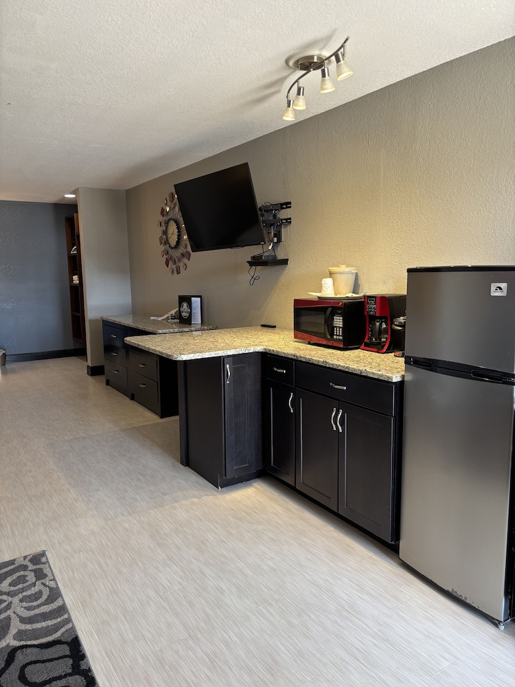 Twin Lakes Inn and RV