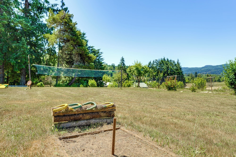 Oregon Farmhouse Hideaway on 53 Acres