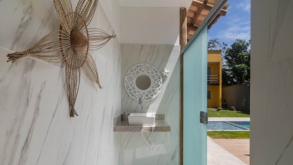 Casa Pet-friendly em Cond com Piscina e 5 Su tes