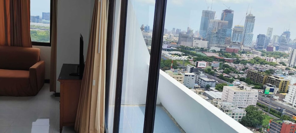 Omni Tower Sukhumvit Nana - Direct
