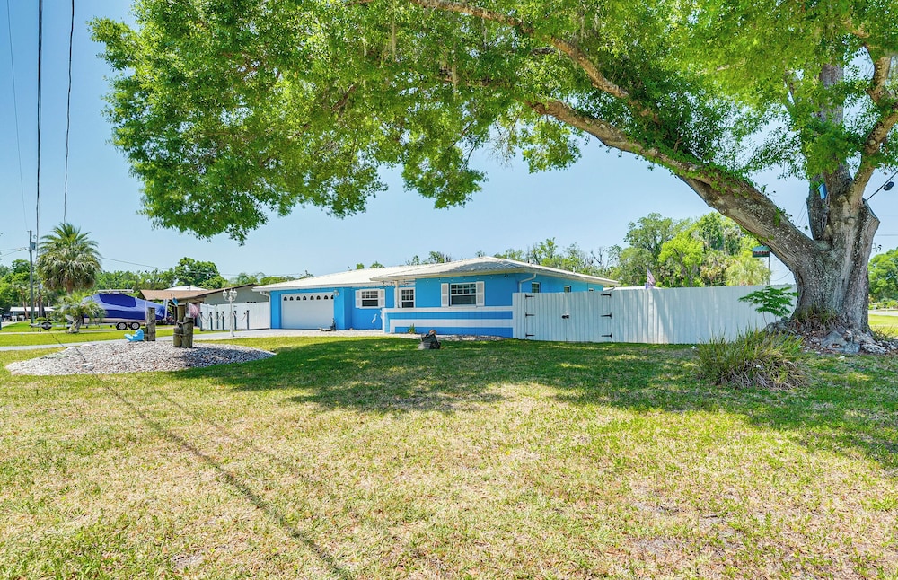 Boat Dock & Kayaks: Canalfront Home in Homosassa view 3