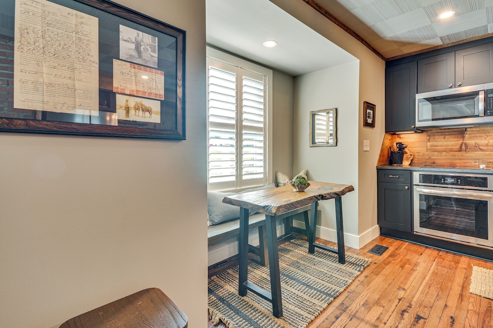 Cozy Cottage: Nature-filled Winston-salem Retreat!