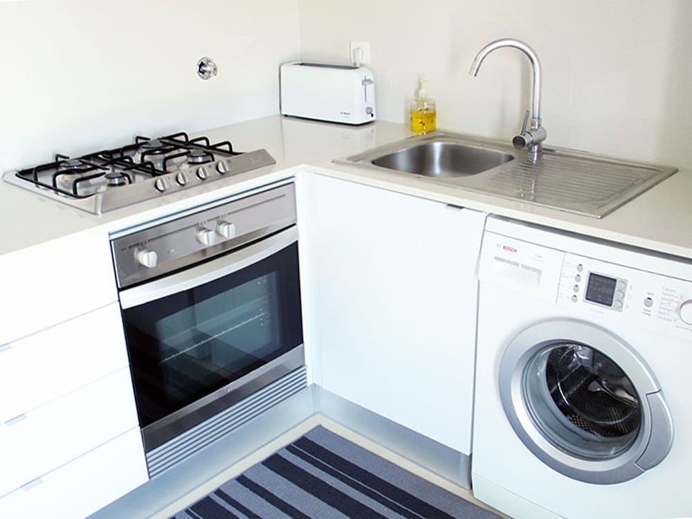 Bright Apartment in Entrecampos view 4