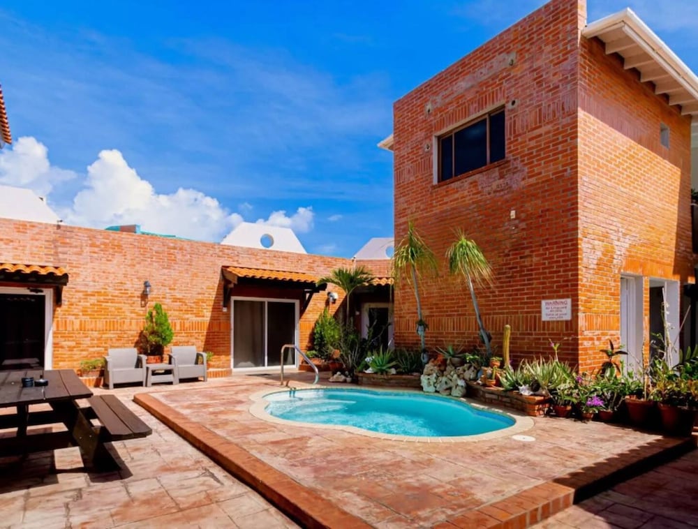 Flamingo Suite 1BR 1BA Apt w Pool Parking