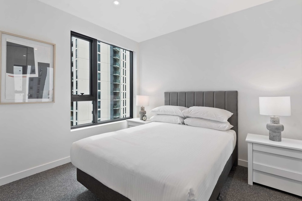 Sophisticated 2-bed With Bay Views & Amenities
