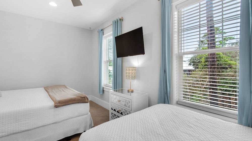 Best of Both Worlds: Pool, Golf Cart, Nearby Attractions & Steps to Beach!