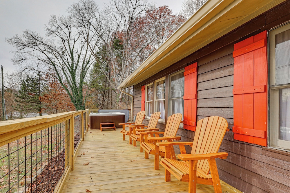 Family-friendly Cabin w/ Hot Tub in Gatlinburg!