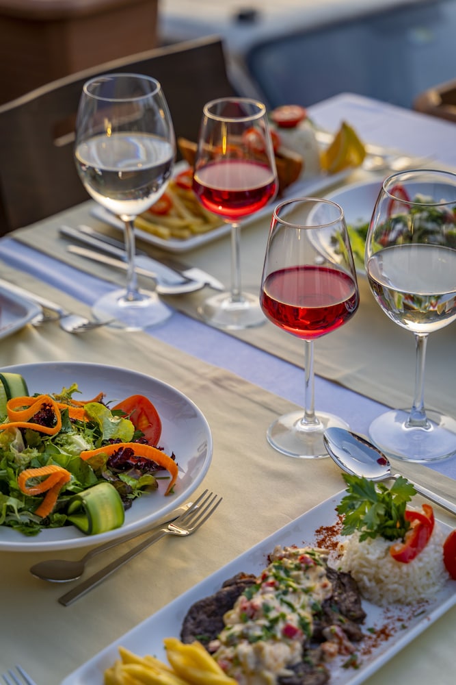 Queen Boutique Hotel - Image 38