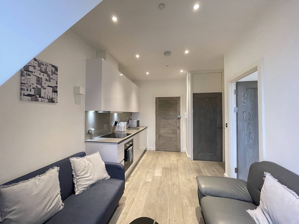 Remarkable 1-bed Apartment in Slough view 4