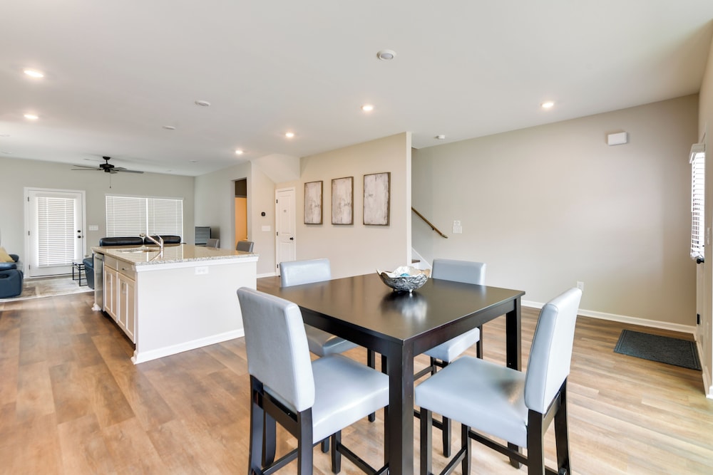 5 Mi to Auburn University: Sleek Townhome w/ Patio