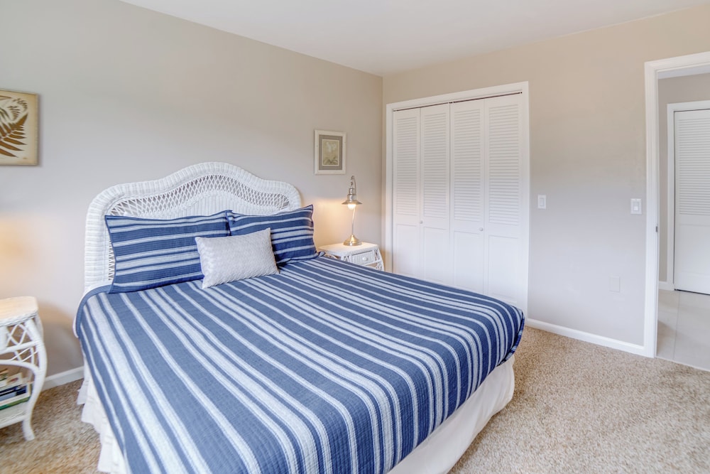 Beach Access & Hot Tub: Coastal Gem in Manchester
