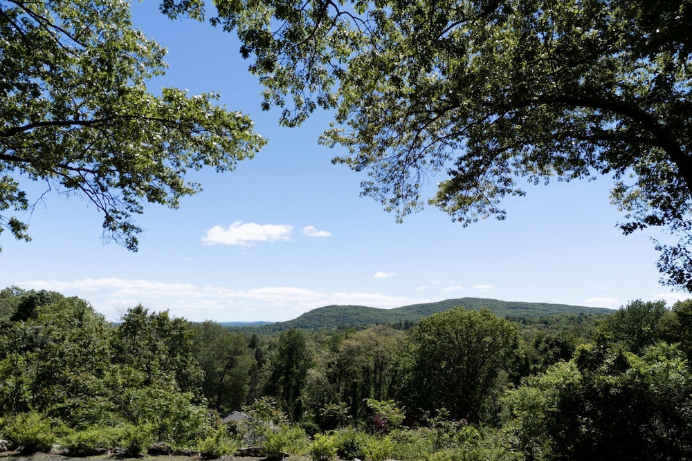 Catskill Estate w Epic Views hot tub