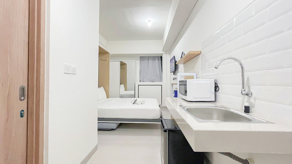 White Studio Room (No Kitchen) At Bandaraya - Tallasa City Makassar Apartment