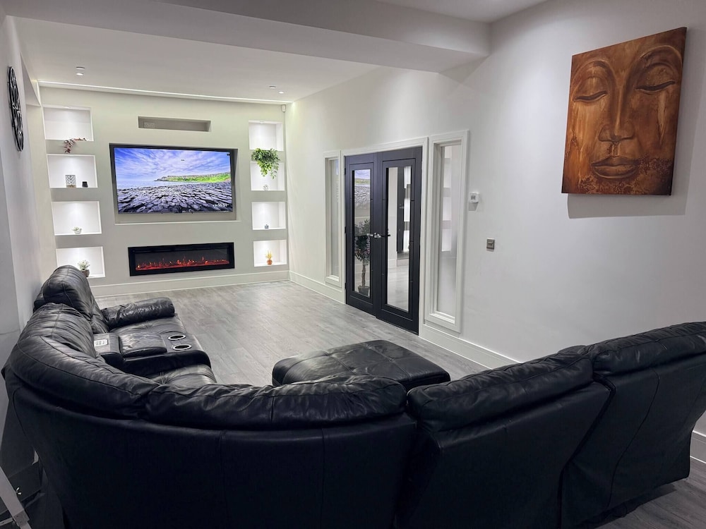 Luxury Home 5 Bedroom 3 Bathroom Games Room Parking