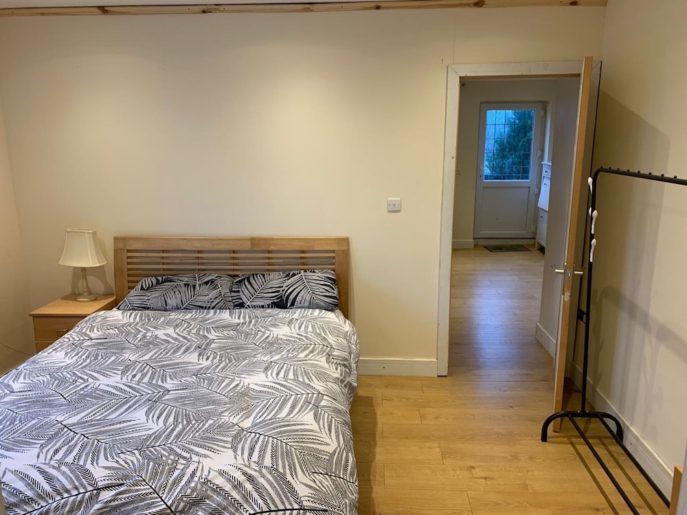 High Wycombe Vacations - 1-bed Unit 10 Minute Drive From Hellfire Caves - Property Image 4