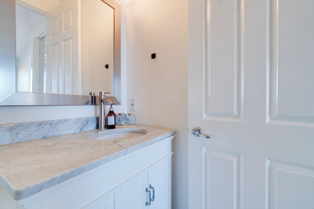 Stylish Apt Near Lake Travis w/ Entertainment