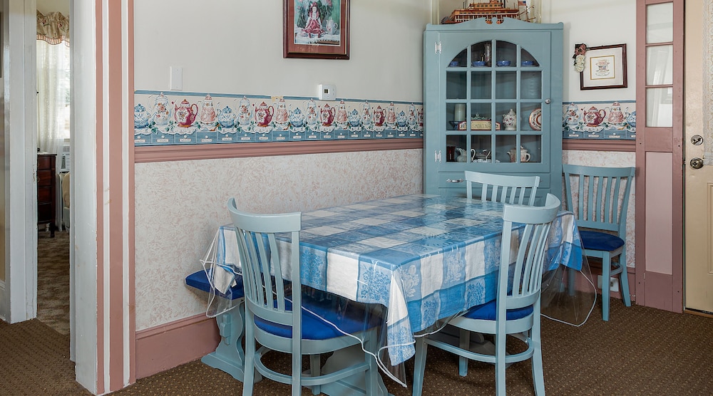 Antoinette's Apartments & Suites