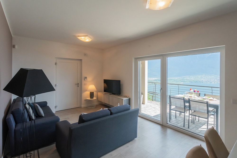 Blooms by the Lake by Rent all Como