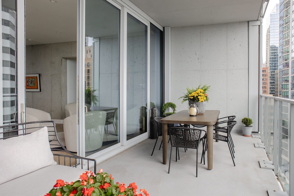 Luxury Downtown PH Bean Lake Views