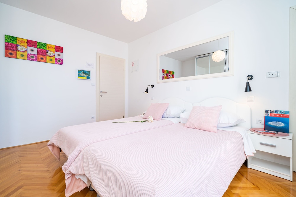 Jele Rooms