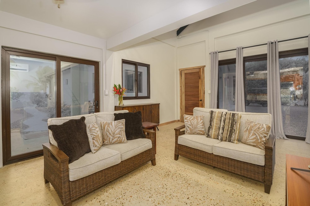 Casa de Wilson - 5 Bedroom Beachfront Villa