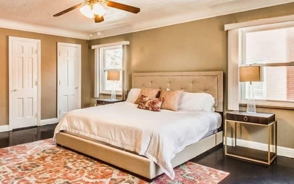 Spacious 5br Sleeps 10 University District 5 Bedroom Home