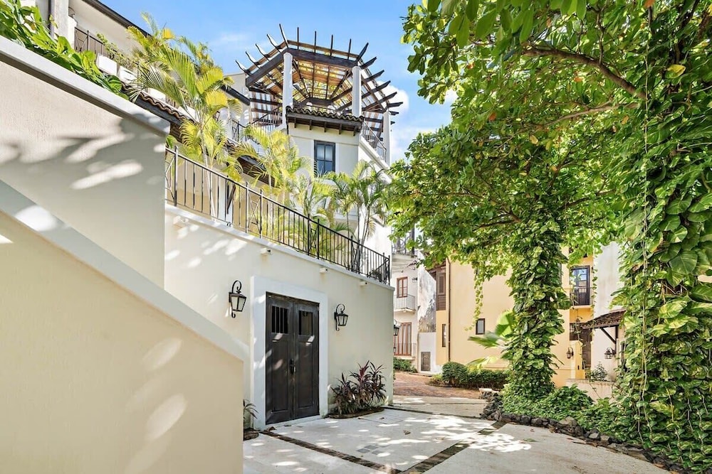 Stylish Beach-Themed Condo with Two Bedrooms and Lovely Ocean Views