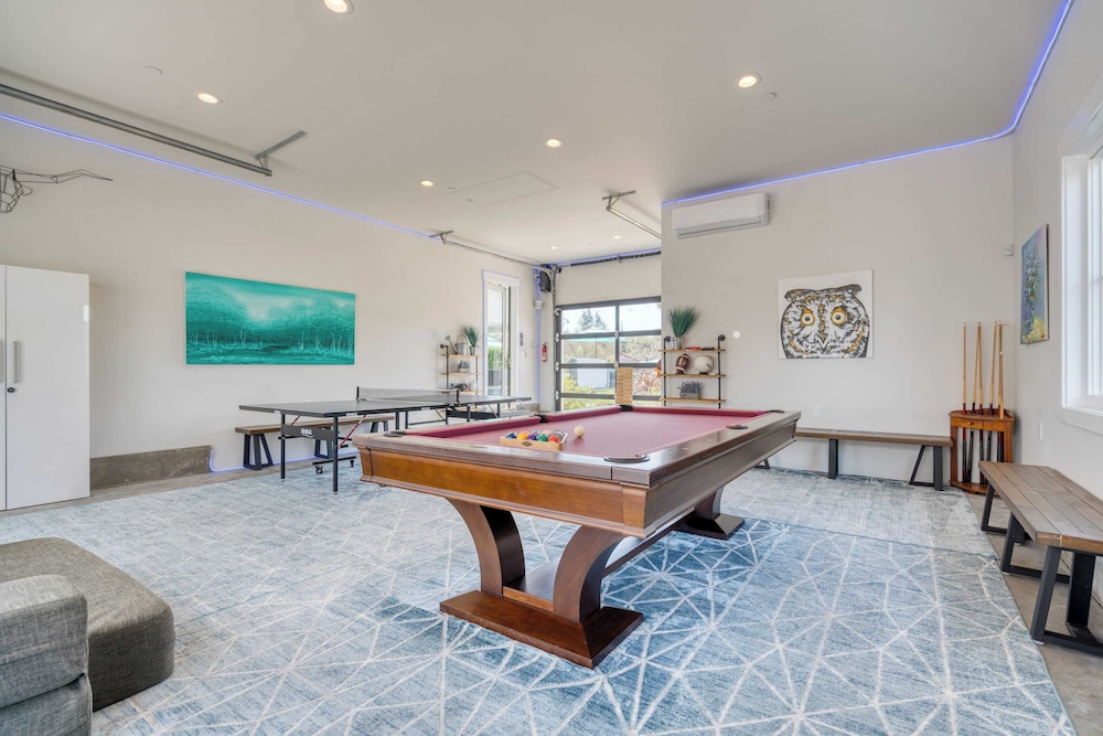 Luxe, Pool, Spa, Fire Pit, Game Room, Piano Sonoma Pool Retreat by Avantstay
