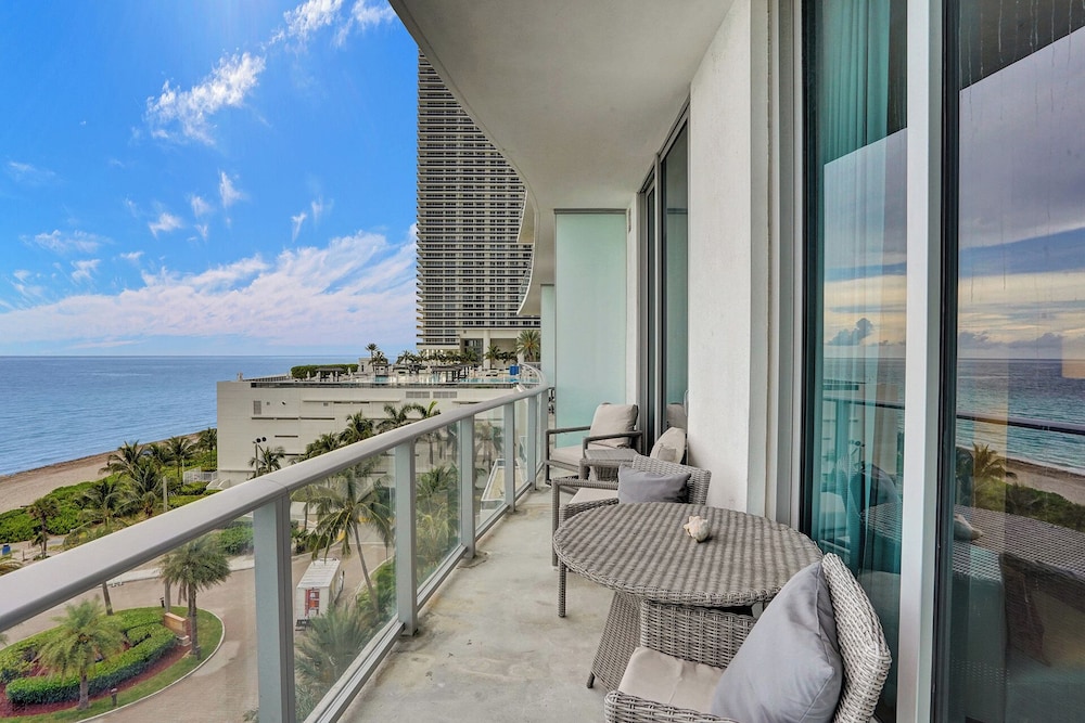 Beachfront condo with stunning views - Image 5