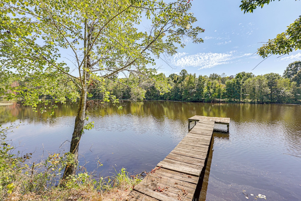 Waterfront Home w/ Deck & Yard, 4 Mi to Farmville!