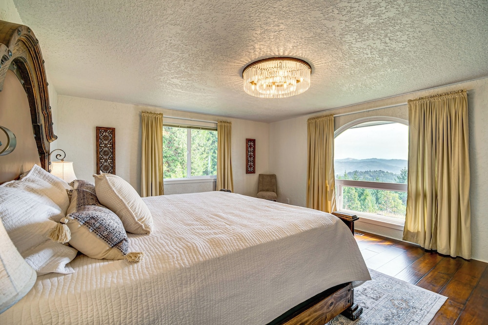 4 Mi to River: Umpqua Valley Villa w/ Fire Pit!
