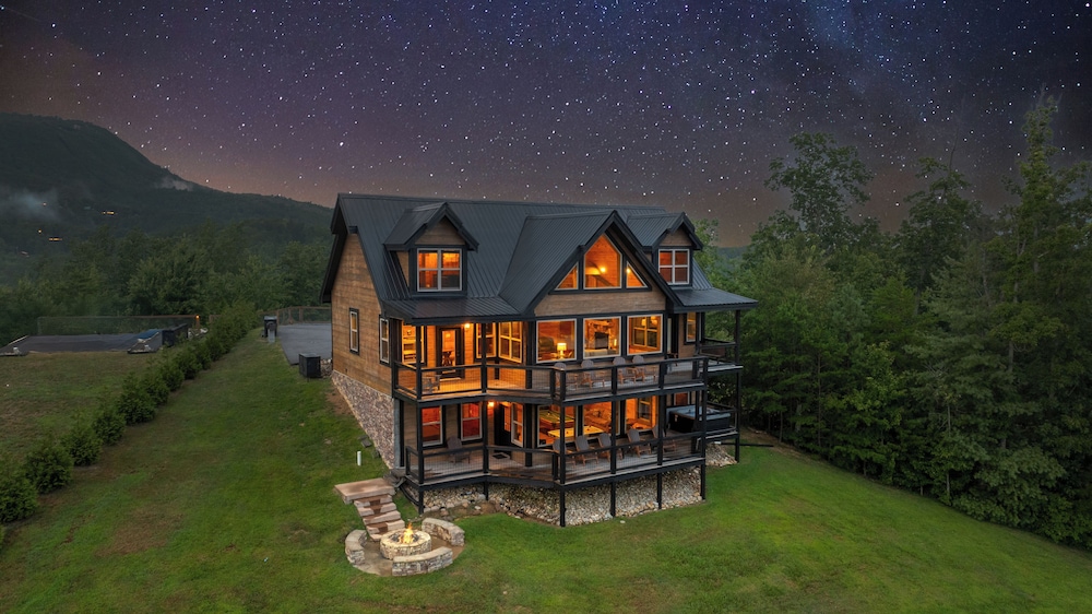 Amazing View Cabin w Gameroom Hot Tub Fire Pit